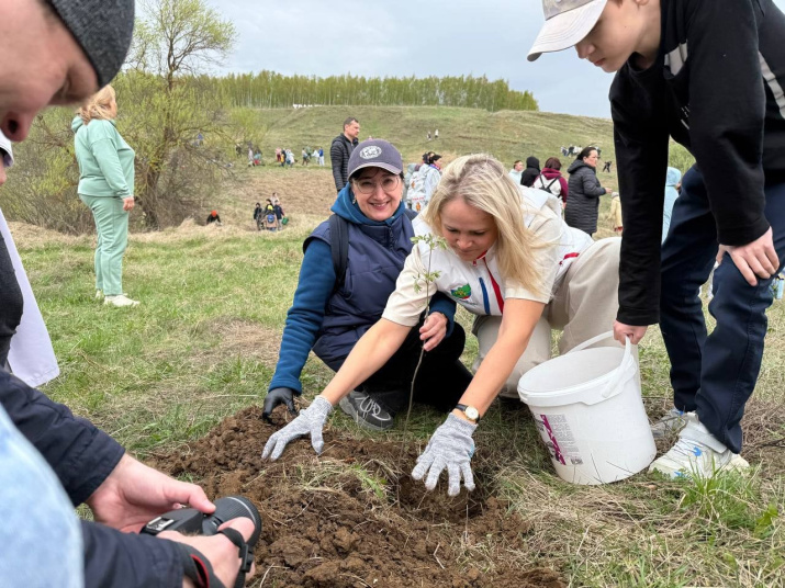 Участники проекта "Семейный лес" в Чувашии. Фото: Чувашское республиканское отделение РГО Участники проекта "Семейный лес" в Чувашии. Фото: Чувашское республиканское отделение РГО