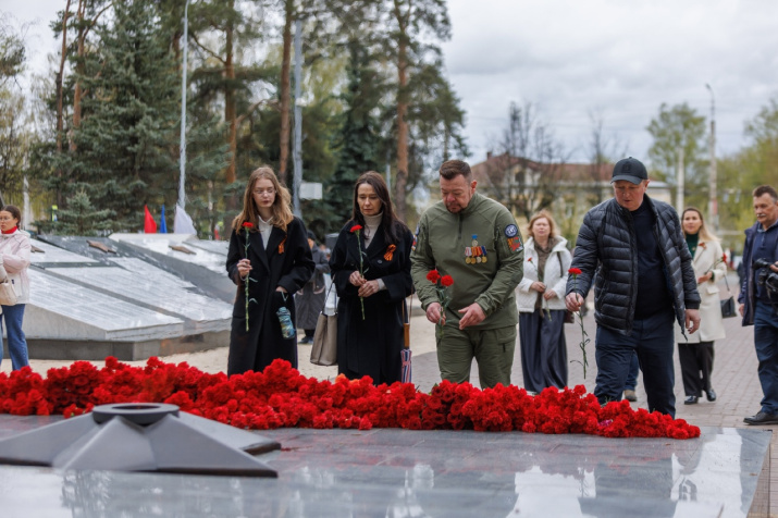 Члены Костромского отделения РГО возлагают цветы к Вечному огню. Фото Игоря Садовникова