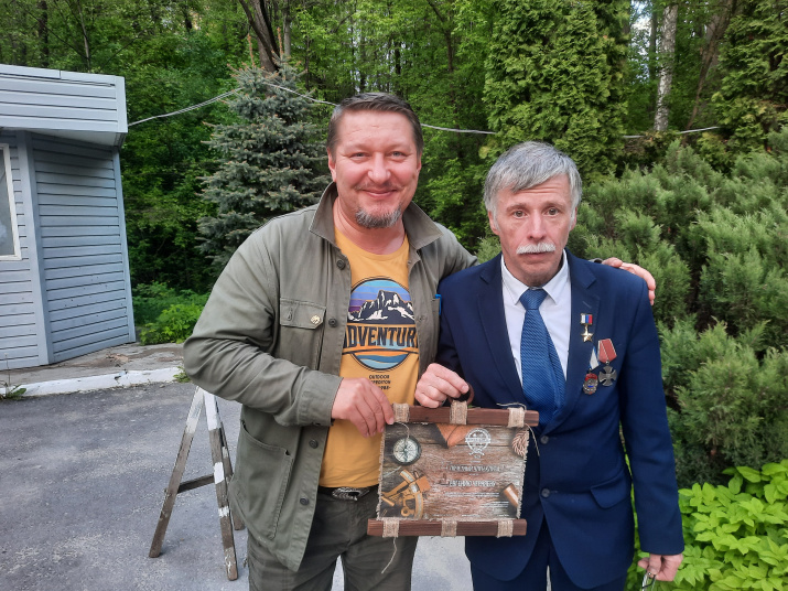 Валерий Сушков вручает Евгению Черняеву сертификат Почетного члена Международного морского клуба «Мореплаватель» на II Всероссийском фестивале «Русский путешественник» имени Н.Н. Муравьева-Карского в г. Задонске, Липецкой области