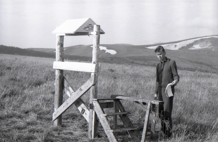 П.С. Шпинь у метеоплощадки в горах Кузнецкого Алатау. 1971 г.  (фонды Новокузнецкого краеведческого музея)