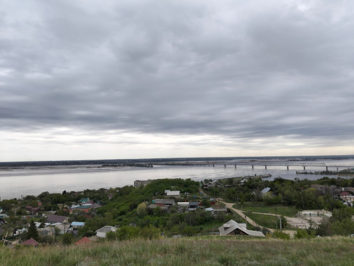 Вид на Волгу с вала Увекского городища. Справа -железнодорожный мост