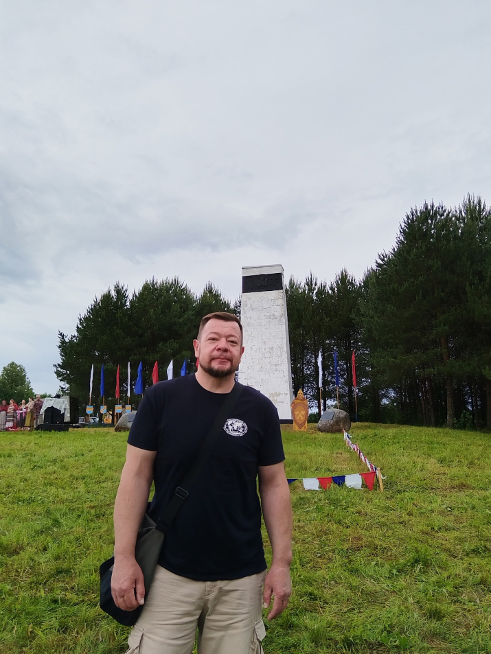 Председатель Костромского РГО Дмитрий Шнур у памятника Ситской битве Председатель Костромского РГО Дмитрий Шнур у памятника Ситской битве