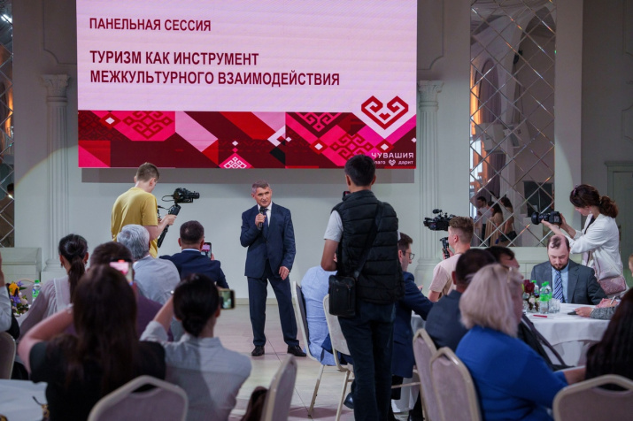 Глава Чувашии Олег Николаев приветствует гостей. Фото: сайт "Путешествие в сердце Евразии"