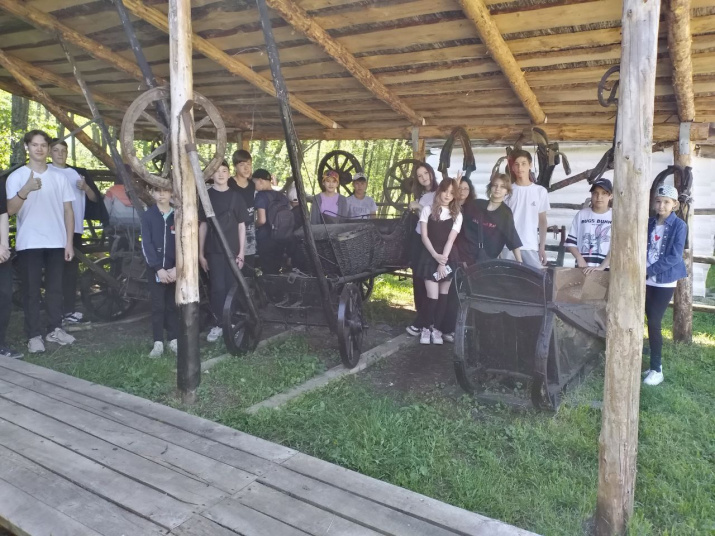 Внимание современных школьников привлекли орудия труда и быта прошлого. Фото: соцсети школы с. Средние Карамалы