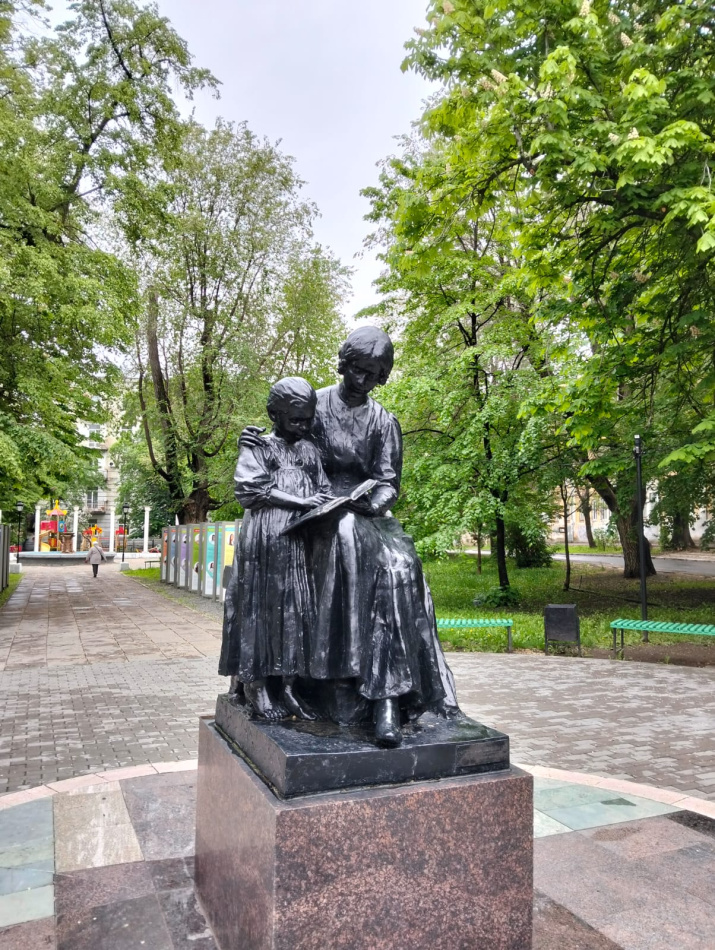 Памятник первой советской учительнице Саратова