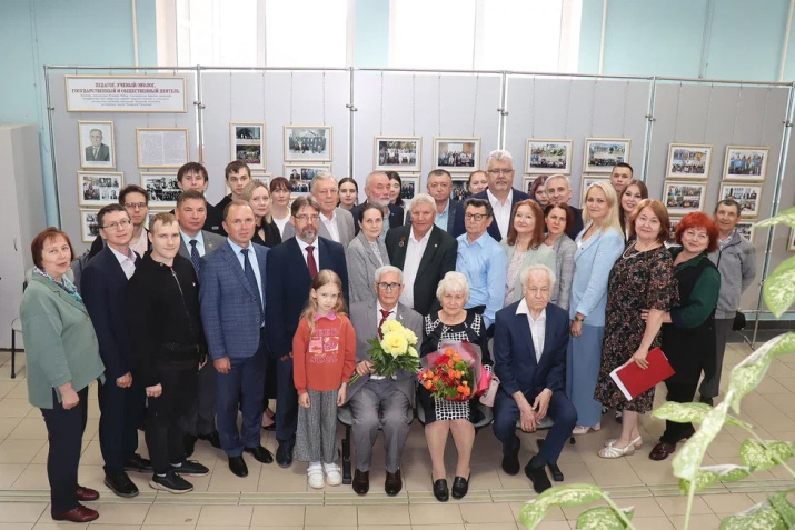 Поздравление юбиляра Федора Карягина. Фото: Чувашское республиканское отделение РГО