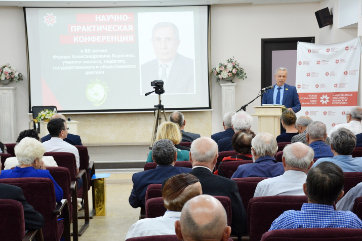 Поздравление юбиляра Федора Карягина. Фото: Чувашское республиканское отделение РГО