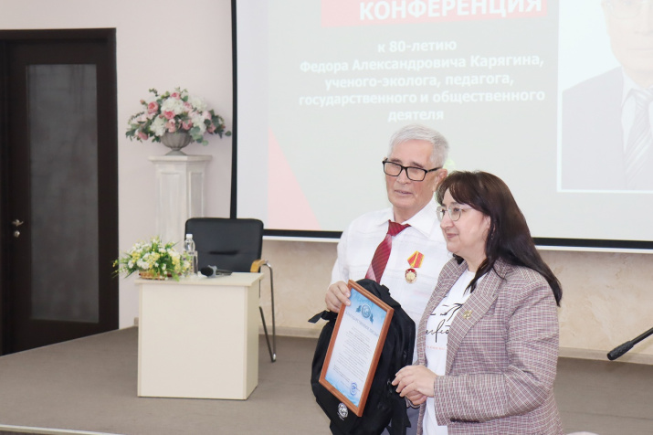 Поздравление юбиляра Федора Карягина. Фото: Чувашское республиканское отделение РГО