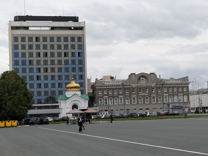 Сочетание  старой и современной застройки Саратова . Фото автора