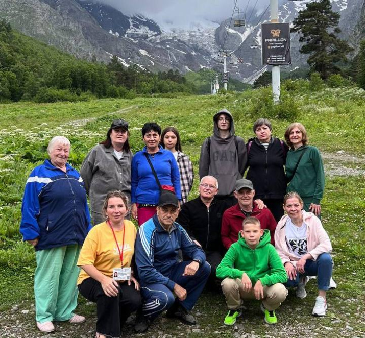 Туристы в сопровождении Н.Дзантиевой. Фото https://t.me/tourfondRSO/1274
