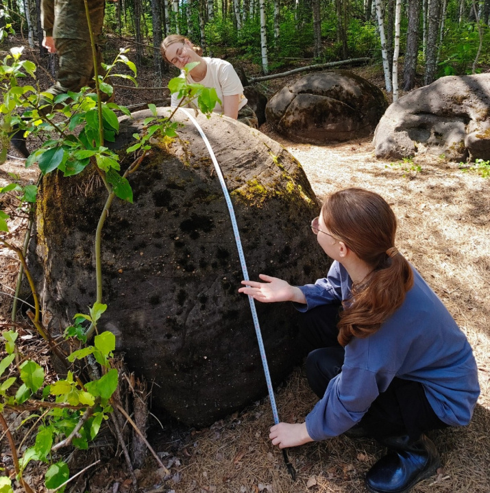 Измеряем окружность валуна для расчета его веса. Фото предоставлено КОО РГО