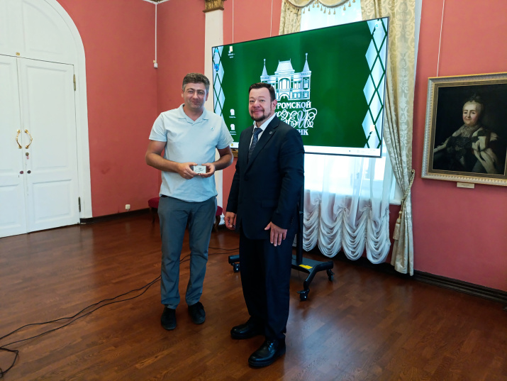 Дмитрий Шнур вручил членский билет РГО Роберту Дадяну. Фото Анастасии Фишер