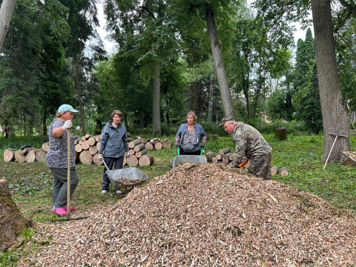 Участники Фестиваля арбористов изучали применение измельчителя веток в благоустройстве. Фото: Липецкое областное отделение РГО Участники Фестиваля арбористов изучали применение измельчителя веток в благоустройстве. Фото: Липецкое областное отделение РГО