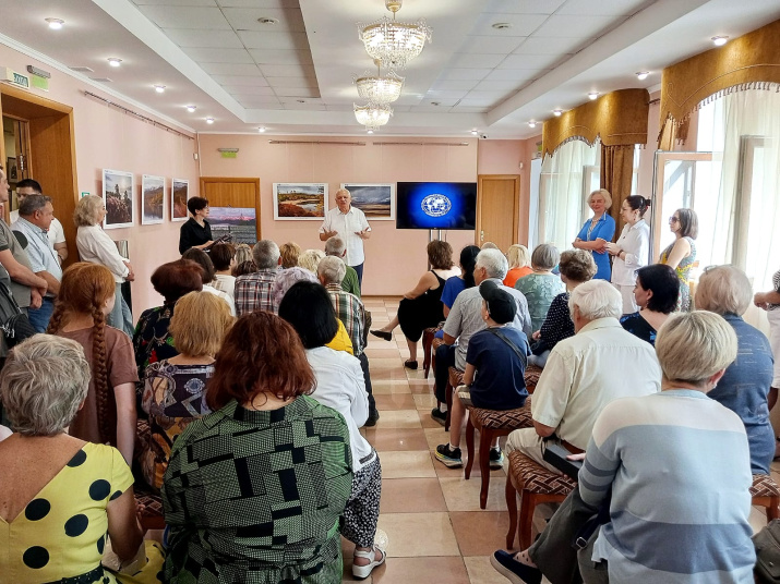 Олег Заварзин выступил с приветственной речью на открытии фотовыставки.