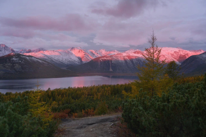 Райская картина гор.Колыма, природный парк _Озеро Джека Лондона _ на рассвете. Сентябрь