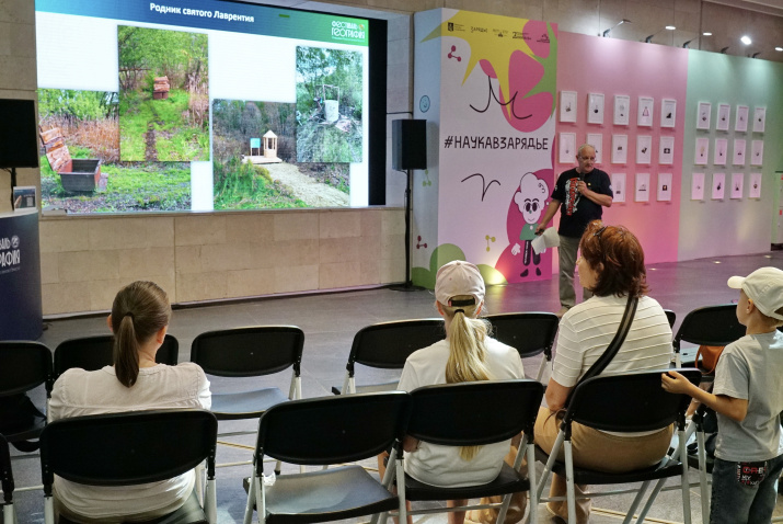 Александр Андреев проводит лекцию. Фото - Борис Тишулин