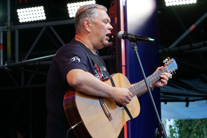 Алексей Марьин с авторской песней. Фото - Борис Тишулин