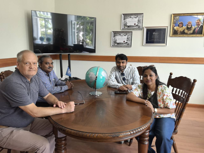 Сергей Кирпотин, Профессор Прадип Кумар Кар, Субрата Саха и Рачита Саха. Фото: пресс-служба Томского отделения РГО.