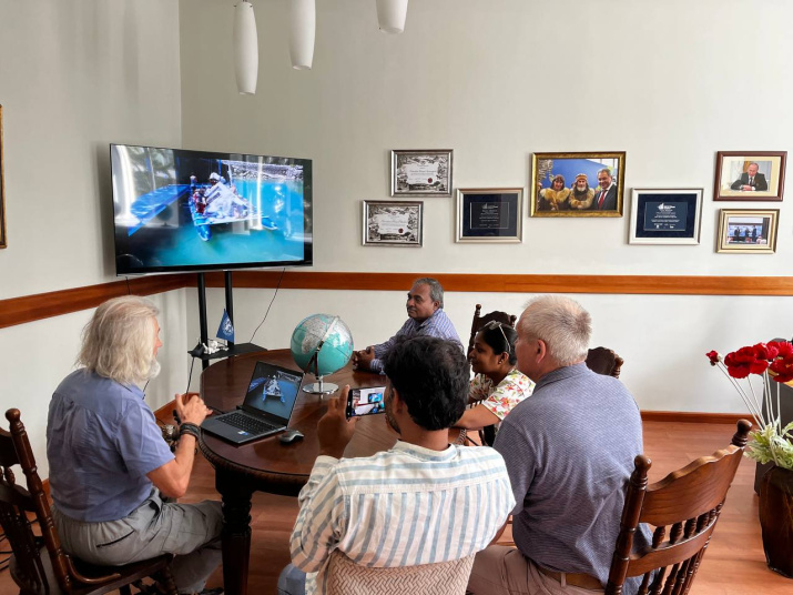 Евгений Ковалевский рассказывает о кругосветной экспедиции Томского отделения РГО "По пути русских кругосветных мореплавателей". Фото: пресс-служба Томского отделения РГО.