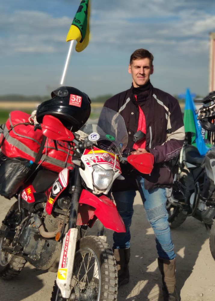 Участник мотопробега Евгений Литвинов накануне старта. Фото из архива участников пробега