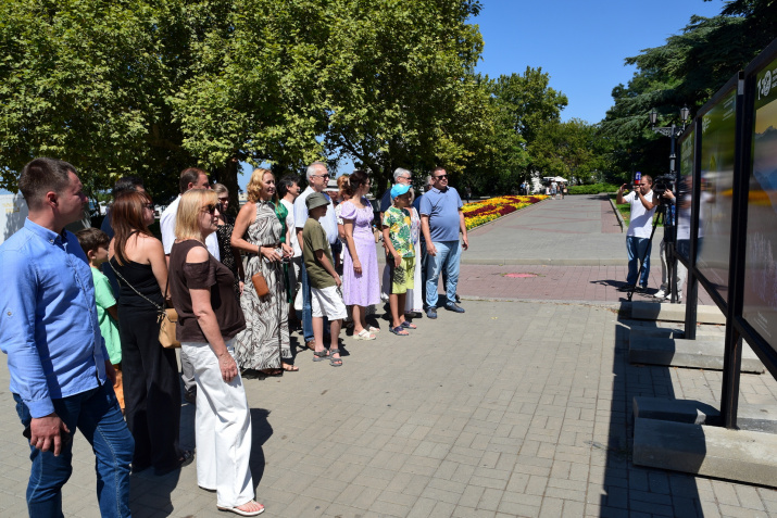 Экскурсия по выставке. Фото: Юрий Югансон/Севастопольское городское отделение РГО