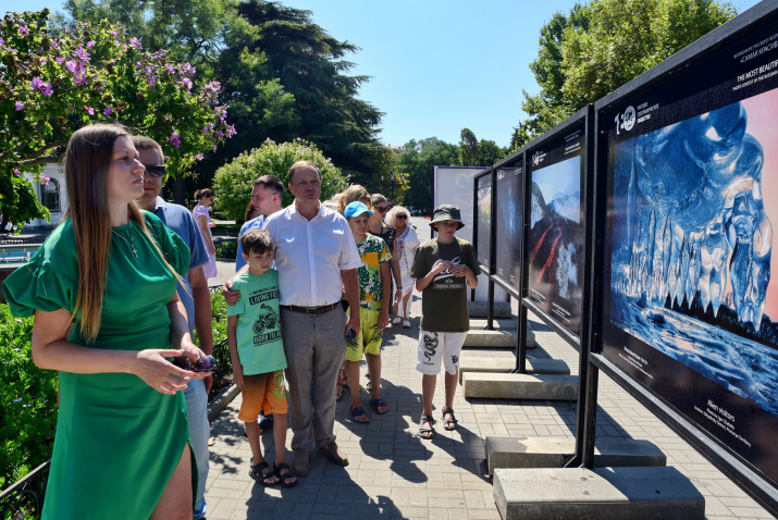 Члены Севастопольского городского отделения РГО осматривают экспозицию. Фото: Юрий Югансон/Севастопольское городское отделение РГО
