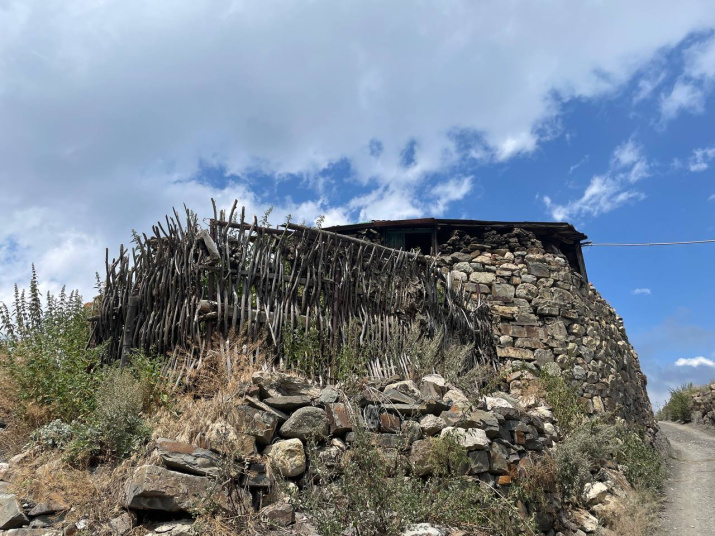 Покинутые дома в с. Дунта. Фото Оксаны Уртаевой, 2025г.