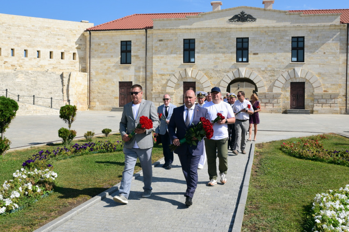 Почетные гости возлагают цветы. Фото: Юрий Югансон/Севастопольское городское отделение РГО