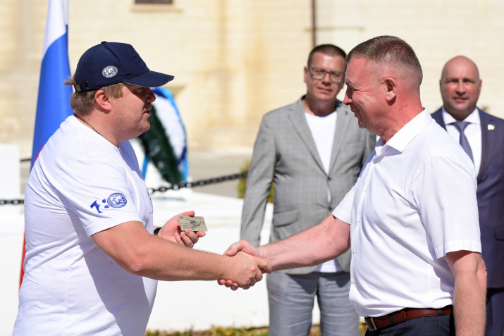 С.Корлыханов вручает членский билет. Фото: Юрий Югансон/Севастопольское городское отделение РГО