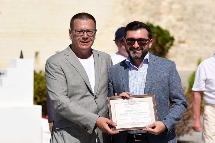 В.Воробьев вручает благодарность А.Тананяну. Фото: Юрий Югансон/Севастопольское городское отделение РГО