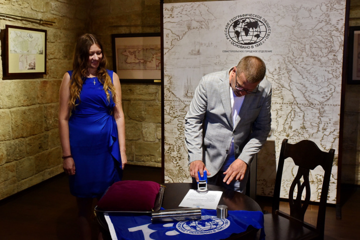 В.Воробьев ставит печать на послании для Капсулы-времени. Фото: Юрий Югансон/Севастопольское городское отделение РГО