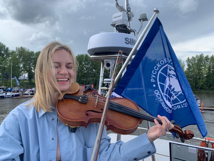 Скрипичный концерт прямо на борту экспедиционного судна. Фото: Красноярское краевое отделение РГО