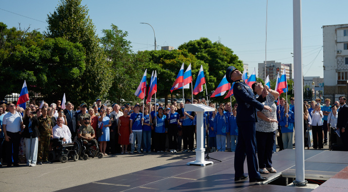 Торжественное поднятие государственного флага. Фото Руслана Кондрашина\Астраханское отделение РГО