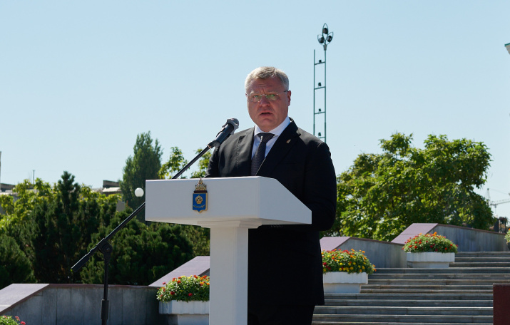 Губернатор Астраханской области Игорь Бабушкин выступает перед участниками форума. Фото Руслана Кондрашина\Астраханское отделение РГО