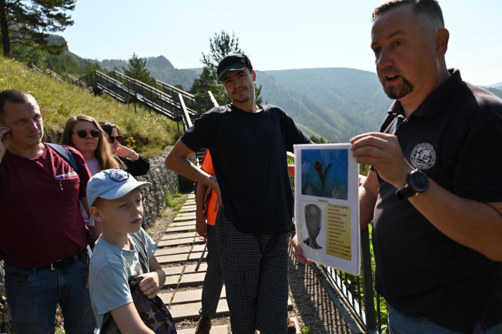 Экскурсия по Торгашинской лестнице. Фото: Александра Егорова