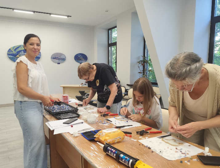 Мастер-класс по созданию мозаики. Фото: Елизавета Карпова