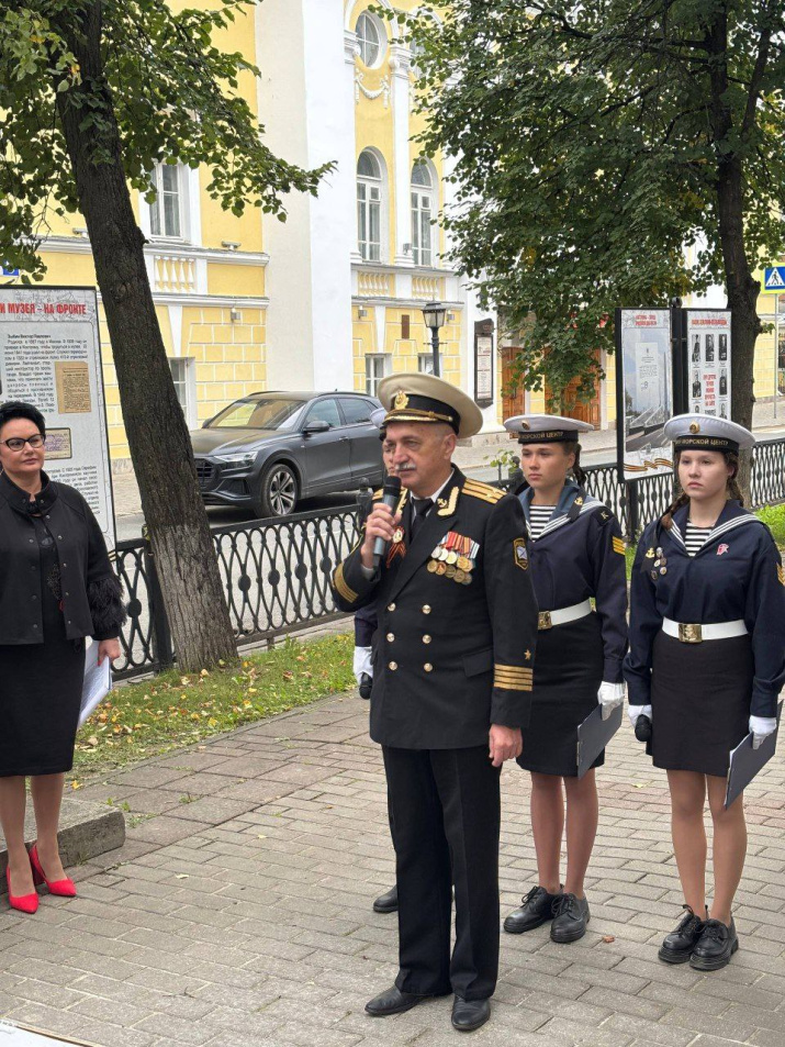 На церемонии открытия мемориального знака адмиралу П.Перелешину в Костроме 23 августа 2025г. фото Герман Шнур