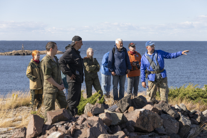 Историк Алексей Мухин проводит экскурсию по острову Соммерс. Фото: Андрей Стрельников.