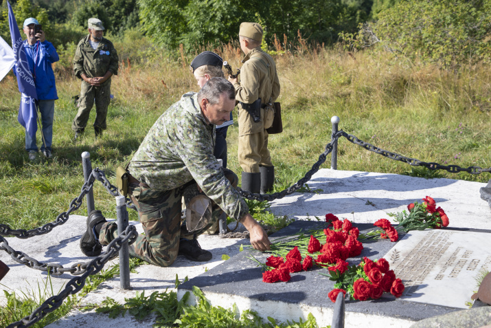 Председатель МОО "Северо-Запад" Илья Дюринский возлагает цветы к кенотафу Георгия Святова. Фото: Андрей Стрельников.
