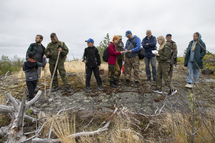 Участники экспедиции во время полевого выхода на северо-востоке Гогланда. Фото: Андрей Стрельников.