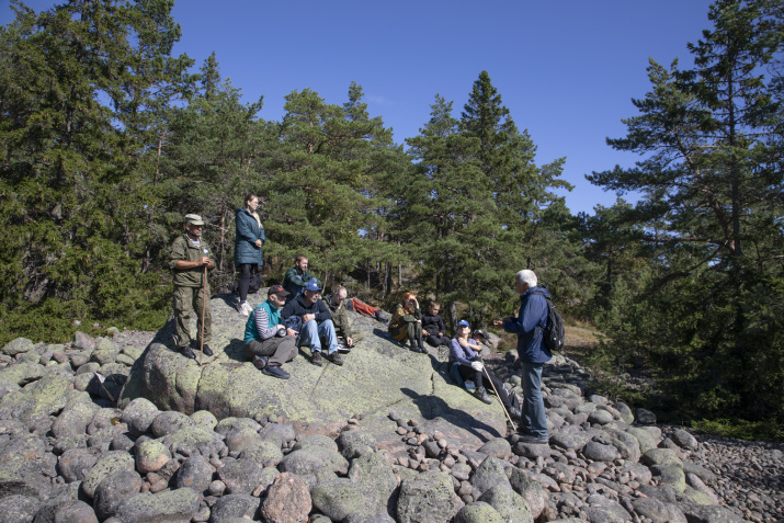 Занятие прямо на ледниковой "каменной реке"? Легко! Его проводит доцент ЛГУ имени А.С.Пушкина Александр Фомин. Фото: Андрей Стрельников.
