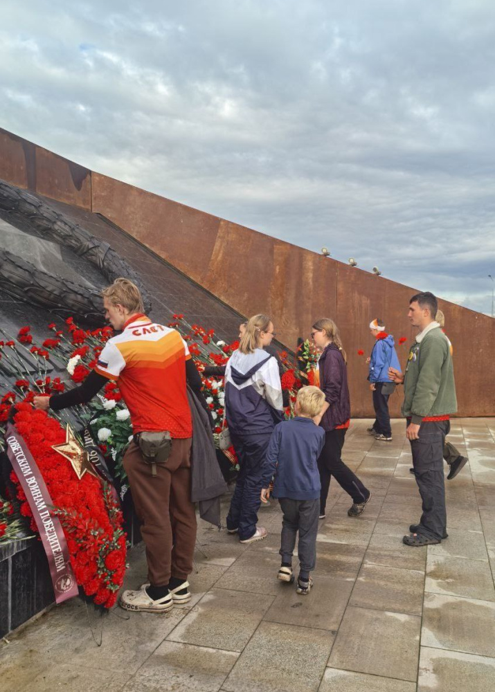Участники возлагают цветы к Ржевскому мемориалу. Фото: СМИ - Паруса Победы.