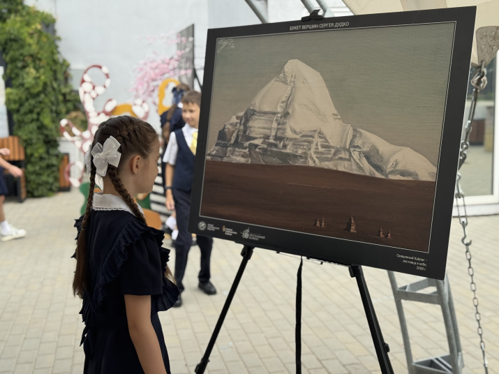 Школьники познакомились с выставкой Сергея Дудко. Фото: Дмитрий Гриценко