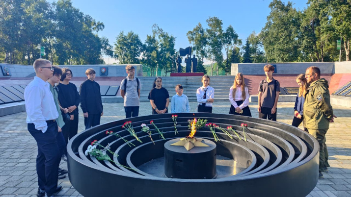 Возложение цветов учениками 8 «а» класса к Вечному огню Мемориала артёмовцев, павших в Великую Отечественную войну. 3 сентября 2025 г.