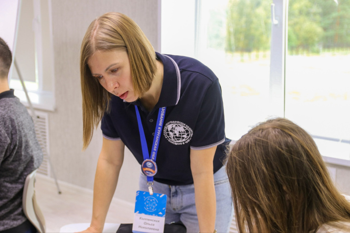 Занятие по гидрологии проводит Ольга Колпенских. Фото: комплекс отдыха и развития «Чумляк»