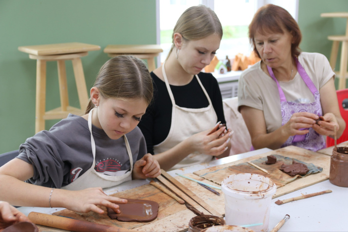 Работа с красной глиной. Фото: комплекс отдыха и развития «Чумляк»