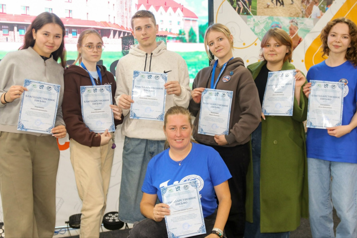 Руководитель МК РГО Любовь Сидорова и участники смены-члены МК РГО. Фото: Комплекс отдыха и развития «Чумляк»