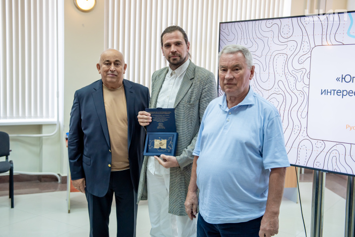 Вручение членских билетов. Фото: пресс-служба ДГТУ