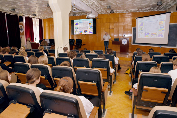 Участники НЕурока географии слушают лекцию А.Чухарева. Фото: Юрий Югансон/Севастопольское городское отделение РГО