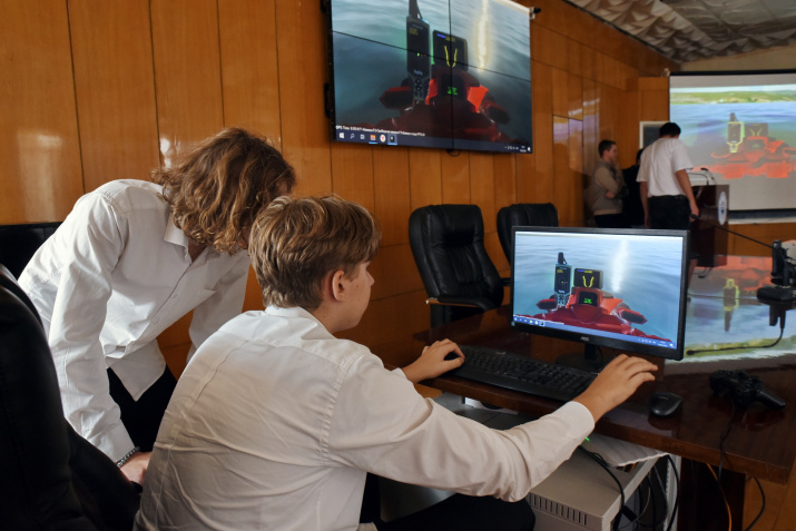 Школьники участвуют в мастер-классе. Фото: Юрий Югансон/Севастопольское городское отделение РГО